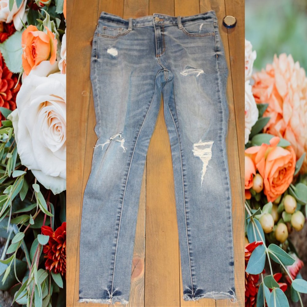 a.n.a. light wash distressed raw hem jeggings size 10